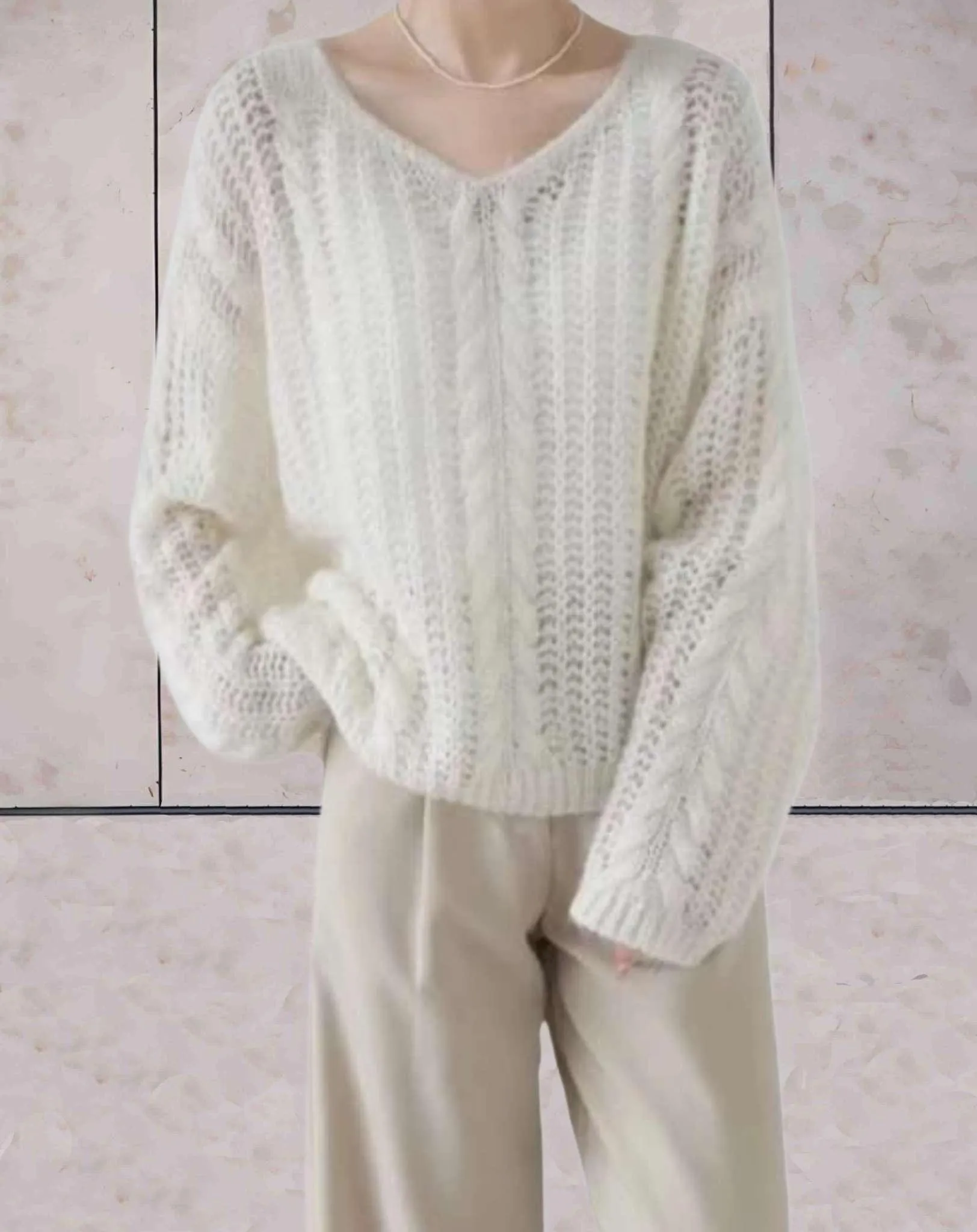 Großer gestrickter V-Ausschnitt-Pullover von WolffMode