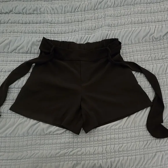 ILTM Lisa Palermo Black Shorts Size Medium - NWOT