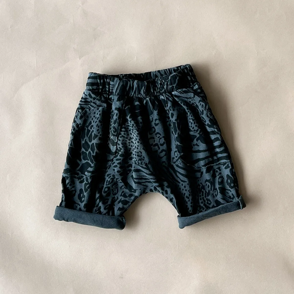Izzy-Safari Print Shorts | Black