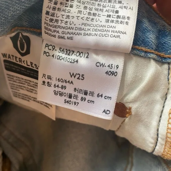 Levi's 501 high rise denim shorts Fault Line Sz 25