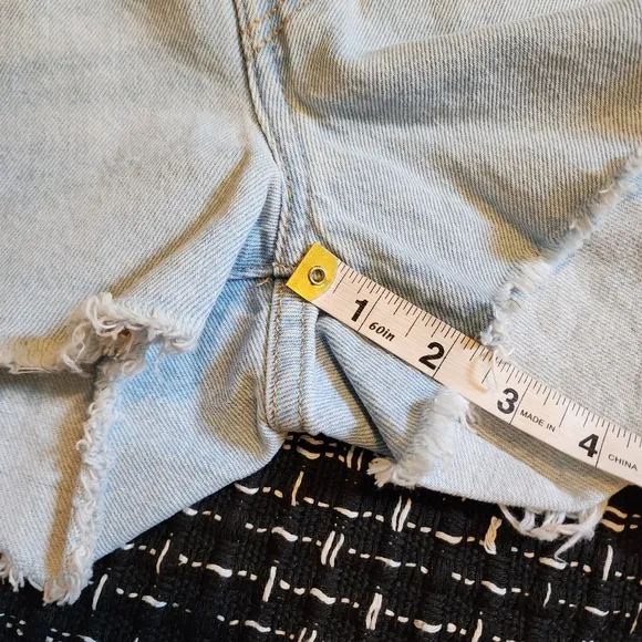 NWT 501 Levi's High Rise Cutoff Booty Shorts Women's Size 30