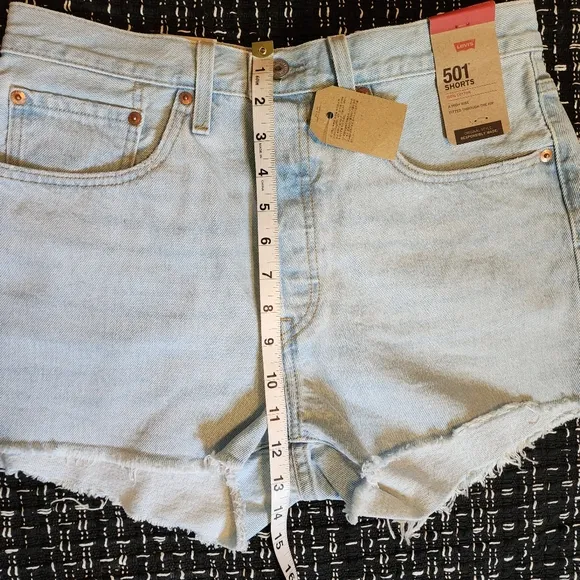 NWT 501 Levi's High Rise Cutoff Booty Shorts Women's Size 30