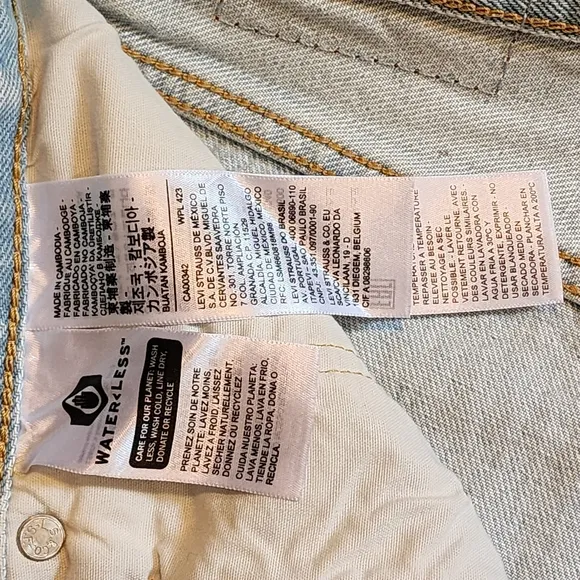 NWT 501 Levi's High Rise Cutoff Booty Shorts Women's Size 30