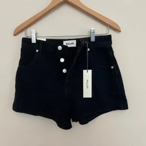 Rolla's Women's Black high rise slim duster shorts size 28 New