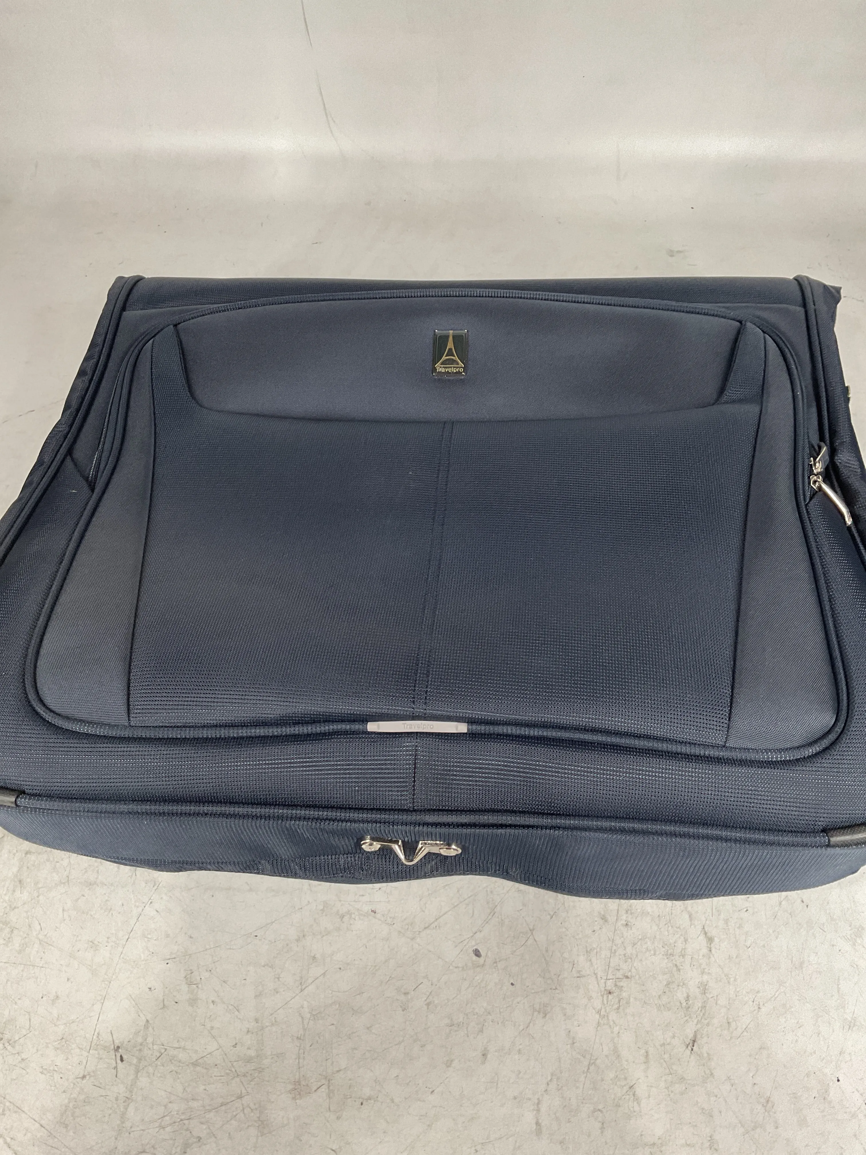 Travelpro Maxlite 5 Softside Lightweight Bi-Fold Carry-on Garment Bag, Men and Women U2